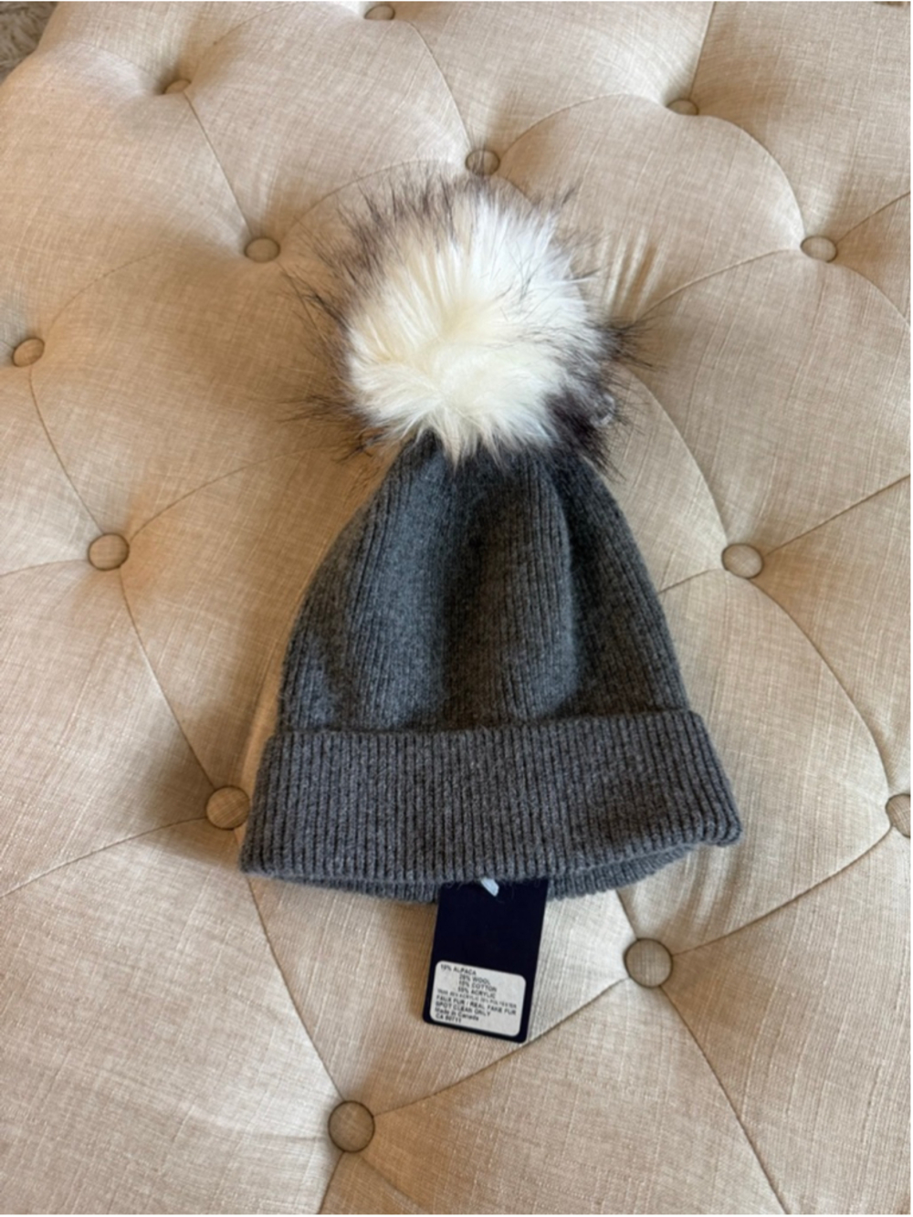 NWT Women's norla Gray Knit Beanie with White Faux Fur Pom One Size